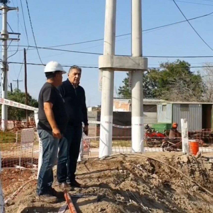Roger Nedianí visitó importante obra que beneficiará a 600 viviendas del Barrio Villa Nueva