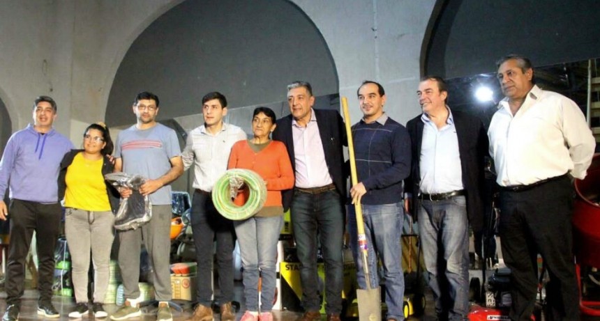 COOPERACIÓN, INDUMENTARIA Y HERRAMIENTAS PARA BENEFICIARIOS DEL PROGRAMA POTENCIAR TRABAJO