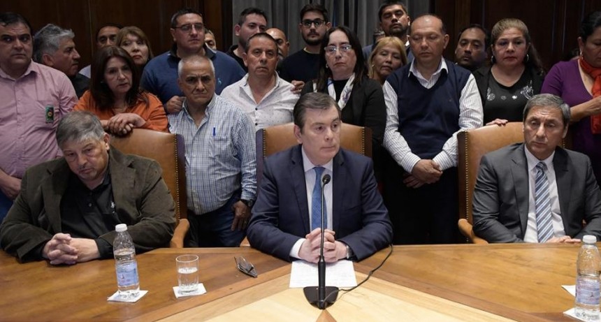 Gerardo Zamora anunció una recomposición salarial de $55 mil pesos y un bono de $400 mil para empleados públicos