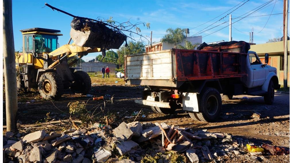 El municipio intensifica tareas de limpieza y erradicaci&oacute;n de mini basurales en distintos sectores de la ciudad