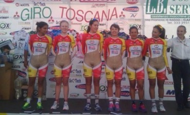 Polémica por el traje "transparente" de las ciclistas de Bogotá