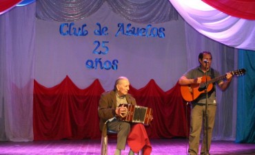  El Club de Abuelos festej&oacute; sus Bodas de Plata en el Cine Teatro Renzi