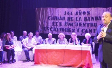 La Banda rindi&oacute; un homenaje a sus escritores y poetas