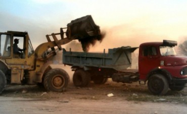 Eliminan basurales en terrenos ubicados en la intersecci&oacute;n de la autopista y Dean Funes