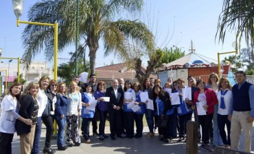 El jefe comunal entreg&oacute; decretos de titularizaci&oacute;n a docentes municipales