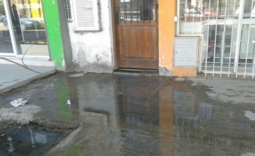 La comuna clausur&oacute; un edificio por un derrame de aguas servidas