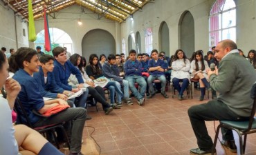 El intendente puso en pr&aacute;ctica el proyecto &ldquo;Poder Bande&ntilde;o&rdquo; con un centenar de alumnos de la Escuela Normal