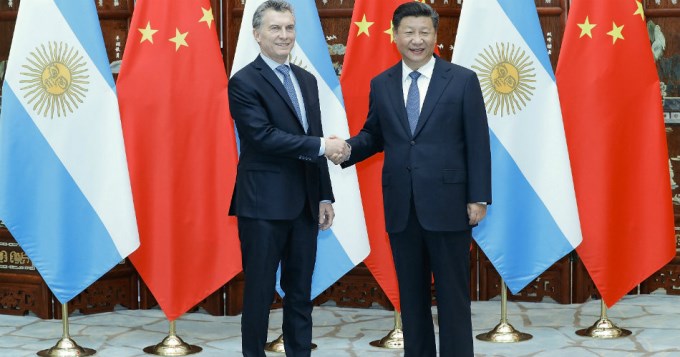 Macri le pidi&oacute; a su par chino "dos jugadores para Boca y River"