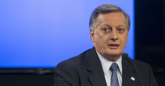 Recomiendan a Aranguren vender las acciones en Shell