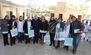 El intendente Mirolo y la diputada Morales entregaron material did&aacute;ctico en la Escuela N&deg; 746 "Mercedes Ruiz de Arzuaga"  