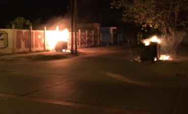 Dos contenedores quemados nuevamente generan repudio en vecinos autoridades bande&ntilde;os  