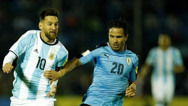 Argentina empat&oacute; en Montevideo y sigue en repechaje