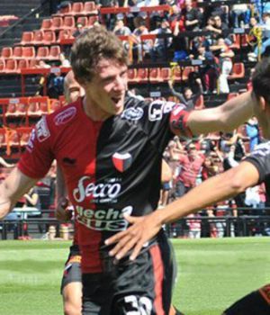 Col&oacute;n lo liquid&oacute; a Defensa y sum&oacute; su primera alegr&iacute;a en el Cementerio