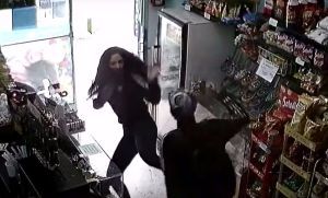 Kiosquera impidi&oacute; robo con patada karateca