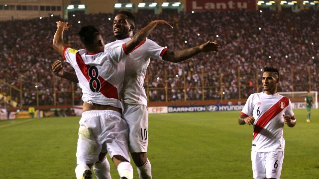 Per&uacute; venci&oacute; a Bolivia y se meti&oacute; en la pelea 