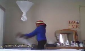 Puso c&aacute;mara oculta para vigilar a la ni&ntilde;era y descubri&oacute; lo peor