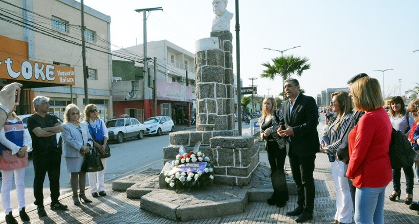  Los maestros recibieron un merecido homenaje de las autoridades municipales