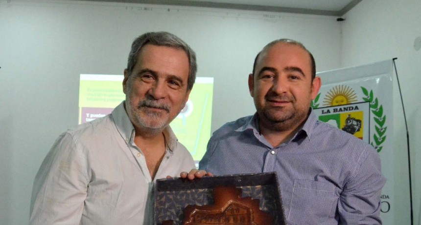 Carlos Fara present&oacute; su libro digital &ldquo;&iquest;C&oacute;mo ser un consultor pol&iacute;tico?&rdquo;