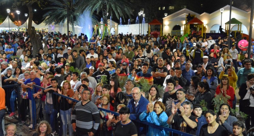 Miles de bande&ntilde;os le cantaron el feliz cumplea&ntilde;os a su ciudad en una noche inolvidable
