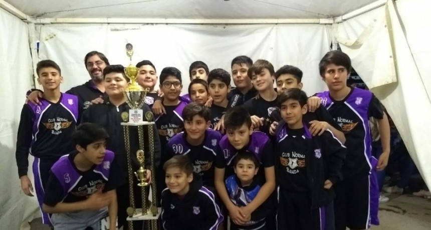  Los campeones de Normal Banda celebraron en el escenario Domingo Bravo