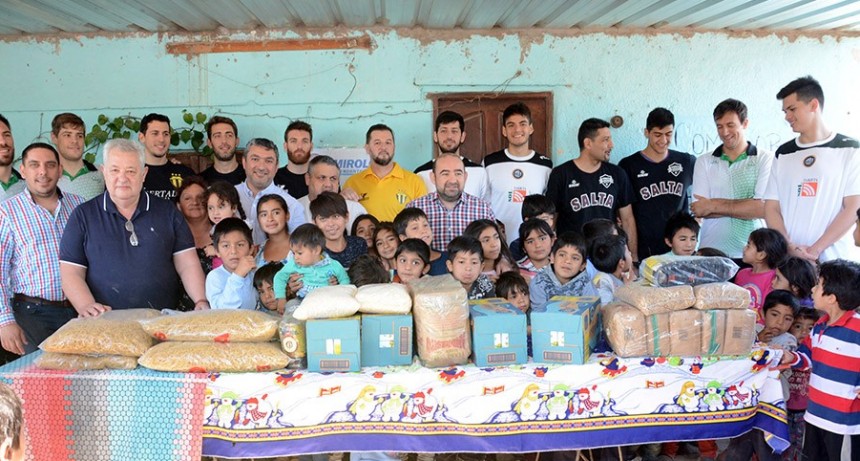 El comedor del B&ordm; Los &Aacute;lamos I recibi&oacute; donaciones de los clubes de b&aacute;squet que participaron del torneo &ldquo;Ciudad de La Banda&rdquo;