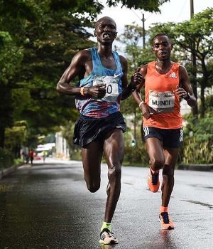 Atleta keniano iba primero en marat&oacute;n y lo atropell&oacute; un auto