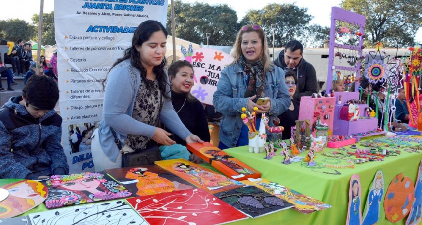 Muestra Cultural de Talleres convoc&oacute; a gran cantidad de artistas y vecinos en la Plaza Mauricio Rojas