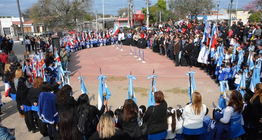 El municipio bande&ntilde;o rindi&oacute; homenaje a los maestros con un emotivo acto