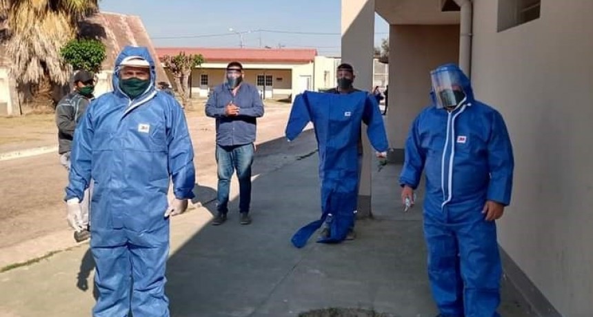 Se entregaron trajes de bioseguridad a empleados del Cementerio La Misericordia 