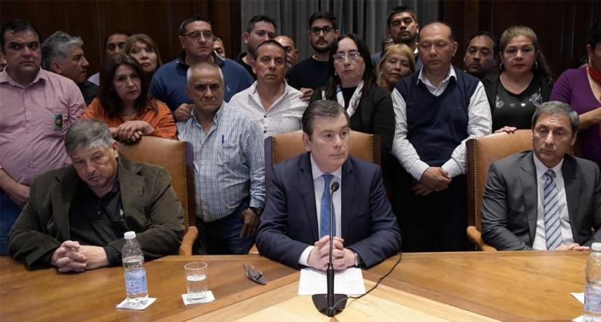 Gerardo Zamora anunció una recomposición salarial de $55 mil pesos y un bono de $400 mil para empleados públicos