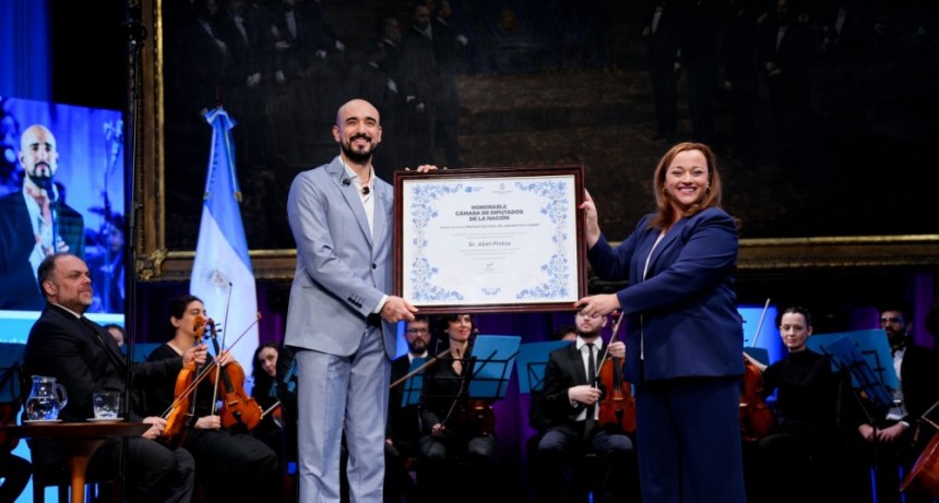 Cecilia Moreau entregó a Abel Pintos la mención de Honor Juan Bautista Alberdi en la Cámara de Diputados