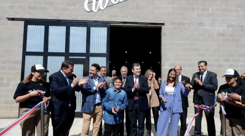 El gobernador Zamora participó de la inauguración de dos plantas de producción en Capital y Banda