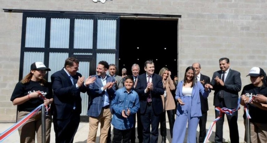El gobernador Zamora participó de la inauguración de dos plantas de producción en Capital y Banda