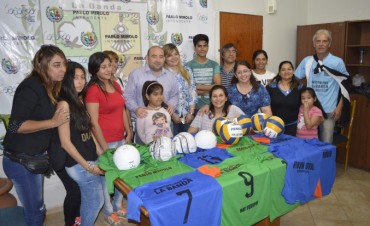  El intendente Mirolo entreg&oacute; indumentaria deportiva a varios clubes