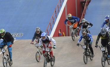 Joven bande&ntilde;o campe&oacute;n de BMX visit&oacute; al intendente Pablo Mirolo