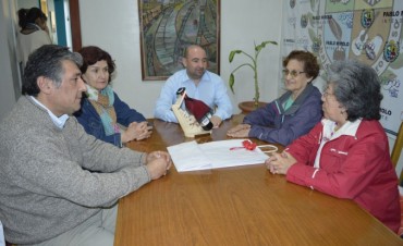 Integrantes del &ldquo;Club de los abuelos&rdquo; entregaron un presente de agradecimiento al intendente