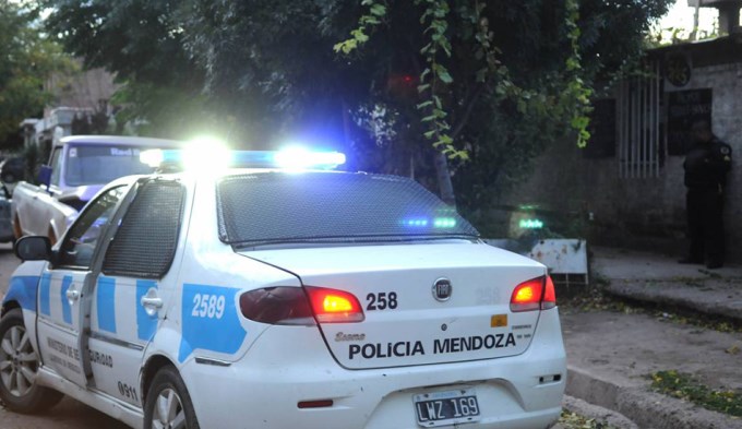 De pel&iacute;cula: Fue a ver a su equipo y lo detuvieron por un crimen