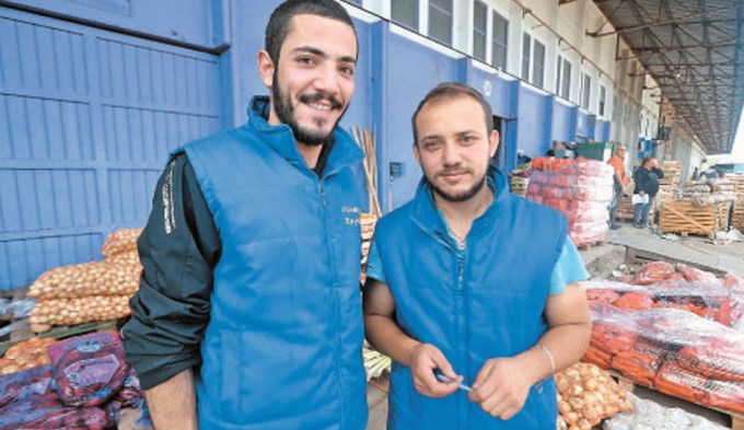 Dejaron Siria y ahora venden en Neuqu&eacute;n frutas y verduras