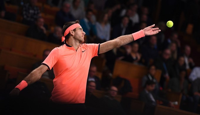 Delpo sale a la cancha en tierra de Federer