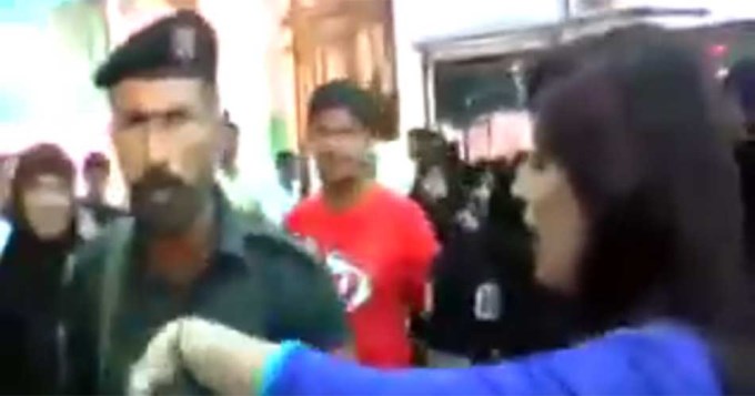 Esc&aacute;ndalo: polic&iacute;a golpe&oacute; a reportera en noticiero en vivo