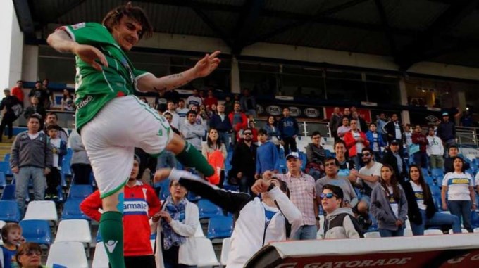 Jugador argentino le peg&oacute; una patada a hincha en pleno partido