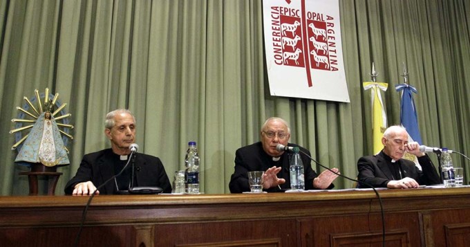 "No se puede hablar de complicidad de la Iglesia"