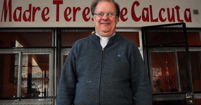 Sacerdote lleva adelante conmovedora obra de amor