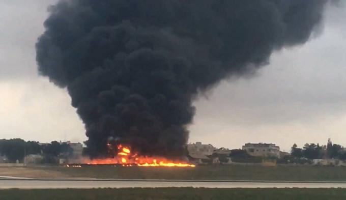 Se incendi&oacute; y estrell&oacute; avi&oacute;n en Malta: cinco muertos