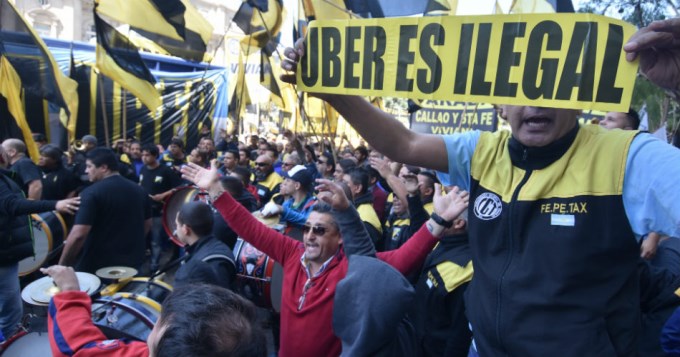 Tacheros marcharon otra vez contra la "ilegalidad" de Uber