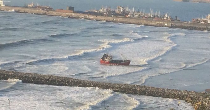 Un barco pesquero encall&oacute; en Playa Grande