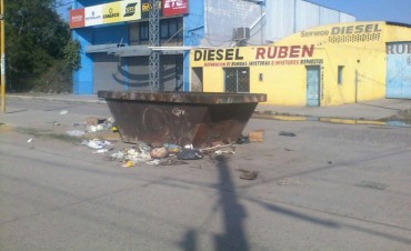 Reinstalan contenedores de desechos sobre avenida Arist&oacute;bulo del Valle