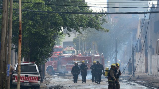 Ardi&oacute; f&aacute;brica de adhesivos en San Justo y dej&oacute; varios heridos
