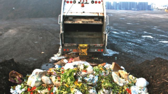 Argentina, "al tacho" por desperdiciar comida
