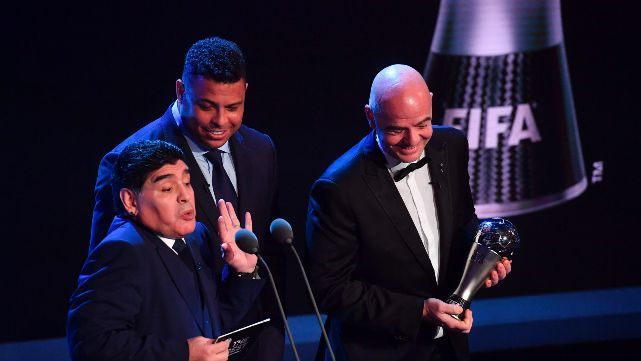 Diego le entreg&oacute; el premio a Cristiano